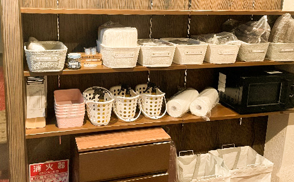 パントリーの備品・消耗品の棚